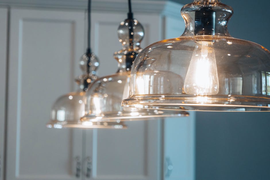 Stijlvolle bronzen hanglamp in een moderne inrichting, die een warme en elegante sfeer creëert in de ruimte.